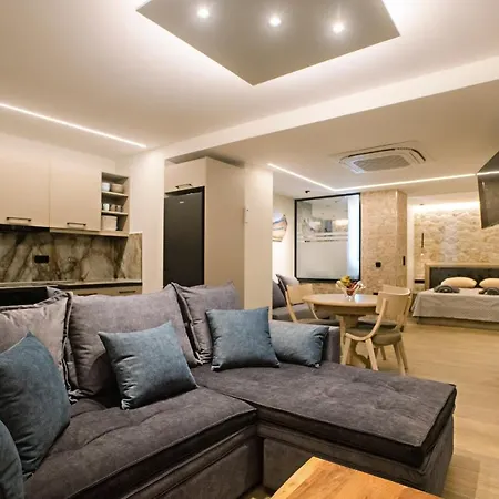 Black Rocks Luxury Seafront Holiday home